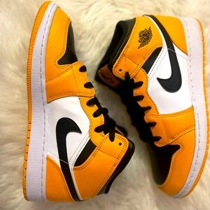 Air Jordan 1 Mid 'Reverse Yellow Toe'